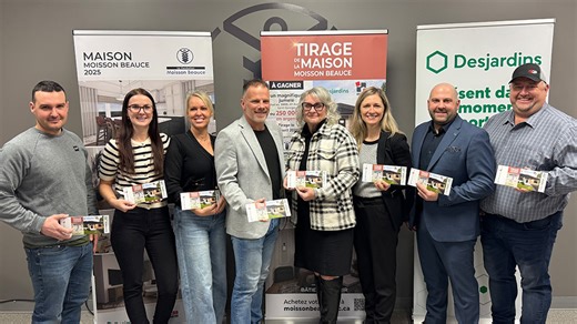 Conférence de presse du lancement de la Maison Moisson Beauce 2025 La Fondation Moisson Beauce lance la 16e édition de son tirage annuel, offrant la chance de remporter la Maison Moisson Beauce ou 250 000 $. Située à Saint-Georges au 16899, 23e avenue, cette maison jumelée, conçue par Signé SP et Constructions Robert Bernard, séduit par son style intemporel : un mur arrondi apporte fluidité, tandis que des teintes terreuses, du vert foncé et du bordeaux créent une ambiance apaisante. Des matéria