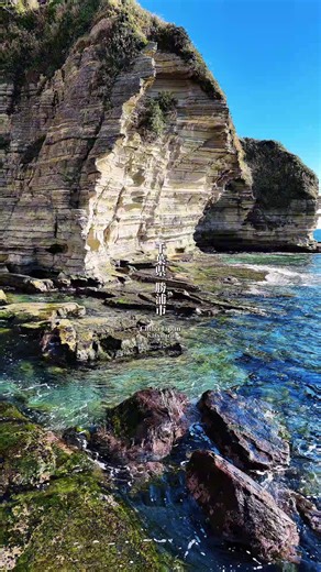 断崖絶壁に囲まれた入り江に広がるのは、言葉を失うほど澄んだエメラルドグリーンの海。 まるでプライベートビーチのような静寂が漂う、まさに究極の隠れスポット。 波の音だけが響く贅沢な空間で、日常を忘れてリフレッシュ。 心洗われる絶景を、ぜひその目で確かめて。 ーーーーーーー施設情報ーーーーーーーーー 🔹：毛戸浦 📍：千葉県勝浦市鵜原１０１１ ⏰：ー 🚃：JR外房線「鵜原駅」より徒歩約10分 😴：ー ☎️：ー 🐕：OK 🅿️：あり 🚻：あり 🛜：なし 💰：ー ーーーーーーーーーーーーーーーーーーーー 【千葉トラベラー】＆【いすみトラベラー】 千葉県の最大の観光メディアを目指し活動しております！ 【アカウント運営】 ◾️株式会社 時事グローカルサービシーズ 「夷隅エリアを観光で元気に！」 ①教育旅行誘致 ②インバウンド促進 ③定住・移住促進 ④ワーケーション促進 ⑤観光DX＆セミナー等の推進 ⑥空き家対策促進 既存地域特性のプロモーションによる需要創出にとどまらず、 「観光と需要は創り出す」という考えのもとで活動を推進して参ります。 ◾️千葉トラベラー/映像協力 @chiba