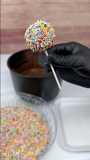 Perfect chocolate coating on cake pops every time #cakedecorating #satisfying #shorts