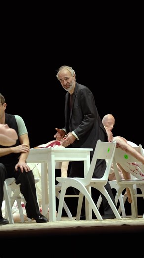 Von 1930 bis 1932 arbeitete Arnold Schönberg an MOSES UND ARON. Warum Schönberg nach seiner Emigration in die USA seine Arbeit nicht fortgesetzt hat und das Werk unvollendet blieb, wirft Fragen auf. Von drei Akten sind nur die ersten beiden vertont. In diesem kurzen Video geben wir euch einen kleinen Einblick in die Proben der Produktion. Wir freuen uns sehr auf die Premiere am Sonntag, den 10.12. im Opernhaus! 😍 Tickets und weitere Infos findet ihr Website: https://buff.ly/3uHTciv 🎥 Anna Marx