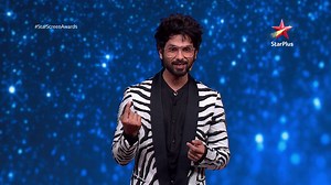 50K views · 39 shares | Find out who the wittiest and most entertaining star is this New Years Eve! #StarScreenAwards, 31st Dec, 8pm only on StarPlus and Hotstar. Shahid Kapoor Yami Gautam | StarPlus | Facebook