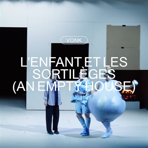 L’Enfant et les Sortilèges (An Empty House) als een palindroom? 🔄 Dirigent Karel Deseure licht toe hoe deze productie een spiegelstructuur volgt, van begin tot eind én terug. ✨ Maar dat is niet het enige bijzondere. De opera barst van jong talent, met een jeugdorkest, kinderkoor en opkomende operazangers die samen de betoverende muziek tot leven brengen. Van 20/2 tot 23/2 in opera Antwerpen 🎟️ Tickets & info: https://operaballet.vlaanderen/fb-lenfant-et-les-sortileges Youth Orchestra Flanders 
