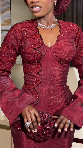 MIDEAKOREDE💎(global Makeup Artist💫) on Instagram: "STUNNING ✨✨ The seamless blend of these dress colour on her skin is one we’re obsessed with !!!! Bride @aladukkyyy Aso Oke @mirah.ng Gele artist @gbengagele Makeup artist @davidstouch_ Hairstylist @myhairaffairs Bride assistant @_the bridal assistant_ Accessorriess @rishaa_haven Shoe/ clutch @talia.s_armoire Photographer @jhay___jhay Videographer @weddingsbytemi Event @tailormade.events #explorers #viralvideo #tradwedding #receptionlook"