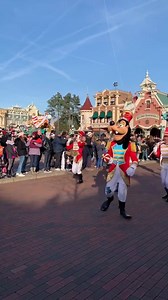 NOËL | Bien que la saison des fêtes touche à sa fin à Disneyland Paris, il est encore temps d’admirer « La Parade de Noël » ! | DLP Live