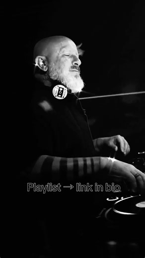 Electronic Fusion Sound MUSIC ⏻N WORLD ⏻FF This playlist is shaped by reading rooms, feeling moments, and knowing when music needs space to work. Not bound to genres, not made for categories — but for what a moment actually needs. Driving grooves, melodic tension, and emotional depth — not to overwhelm, but to open. Less volume. More presence. More impact. For spaces with energy. For people in the moment. For conscious release. CU DIDI (DE) Video by @manu_sabo_ Electronic Fusion Sound 1. Berghai