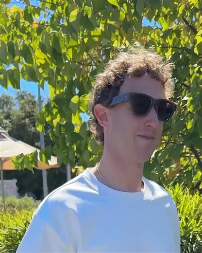 New Meta Ray-Ban Display with a full-color display supported by AI, along with microphones, speakers, and cameras. | Mark Zuckerberg