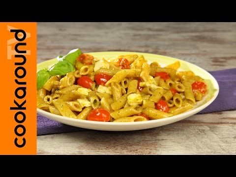 Insalata di pasta fredda con pesto e pomodorini
