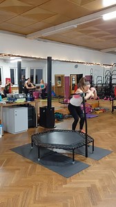 5.8K views · 11 reactions | STŘEDA 10.12. Přijďte si zacvičit, máme připravené 4 skupinové lekce pro začátečníky i pokročilé: 16:00 ZDRAVÁ ZÁDA +SM-SYSTÉM - Jana 17:00 INTERVAL WORKOUT- Simča 18:00 JUMP +POSILOVÁNÍ- Míša P 19:00 JÓGA PRO ZDRAVÍ- Hanka Rezervace online na našem fb nejpozději dvě hodiny před začátkem lekce. | Fit klub Linie | Facebook