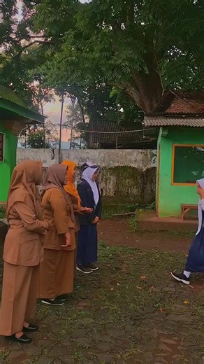 salam salaman di depan gerbang bersama Guru dan murid smpn 2 ngetos #anaksekolah #smpn2ngetos