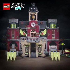 【媽呀，我的學校有鬼啦！😱】 放暑假期間，居然有一群幽靈偷偷潛入校園？ 還讓整座學校都變成吃人猛鬼👻 原來是樂高Hidden Side 紐伯里鬧鬼高校！ 想要來一場校園夜遊冒險，那就快下載 LEGO® Hidden Side™ App 開啟App對準盒組掃描，就可以觸發靈異事件 讓你能和紐伯里鬧鬼高校互動，刺激有趣又逼真 小樂已經要出發試膽了啦，你還不快手刀下載！ 👉smarturl.it/legolife_tw - LEGO® Hidden Side™ 70425 紐伯里鬧鬼高校 | LEGO