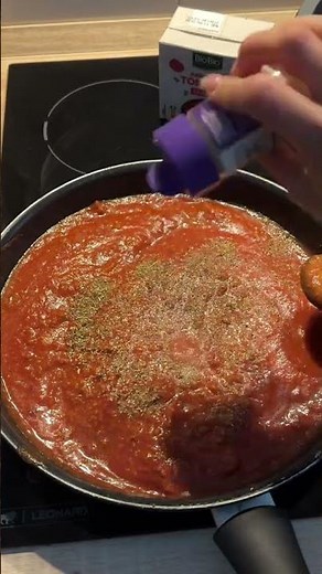 ,Nudel-Hack-Auflauf 🤤 Zutaten 300 g Nudeln 300–400 g Veggi Hackfleisch 1 Zwiebel 2 Knoblauchzehen 1–
