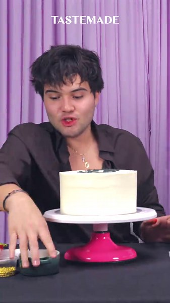 En Sweet Talk, @jairsanchezzz nos cuenta sobre su participación en LOL México y lo que hay detrás de estar en el ojo público 🎭 🎂 Mientras decoramos pasteles, la conversación se pone buena… 👉 Episodio completo ¡YA DISPONIBLE! #TMSweettalk #jairsanchez #parati #guacalaquerico #podcast