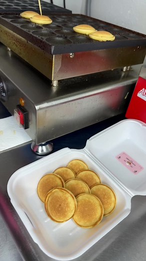 Mini pancakes with strawberries, cotton candy crunch and our delicious sweet cream cheese! Come visit us to try this creation or create one of your choice🤤 #jssweetshack #minipancakes #strawberry #cottoncandy #madefresh #yummy #foodie #createyourown #fyp #foryoupage #smallbusiness #grandview