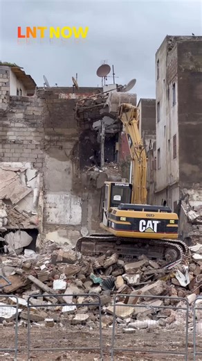 La Nouvelle Tribune on Instagram: "Dans le quartier de Botouil à Casablanca, les habitations sont en cours de démolition dans le cadre du projet Mahaj Al Malaki. Ces opérations entraînent la disparition progressive de plusieurs maisons et marquent le début d’une reconfiguration du quartier. Sur place, des habitants assistent, impuissants, à la démolition de leurs anciens logements et de ce qui représentait leur cadre de vie…"
