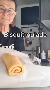 BISQUITROULADE ohne Risse Dies Roulade bricht nicht beim Einrollen. Du kannst sie mit Marmelade oder Creme füllen. #backen #bisquit #fragdieoma | frag-die-oma.blog