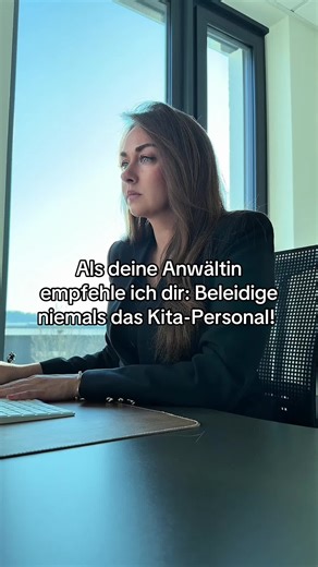 Ich hatte tatsächlich einen Fall, in dem genau das passiert ist. Eine Mutter hat sich im Ton vergriffen, die Situation ist eskaliert und was viele unterschätzen: Sobald das Vertrauensverhältnis gestört ist, kann das echte Konsequenzen haben. Im schlimmsten Fall sogar eine Kündigung des Betreuungsverhältnisses. Und plötzlich geht es nicht mehr darum, wer im Recht ist, sondern nur noch darum, was rechtlich noch möglich ist. Viele denken, ein Kita-Platz ist sicher. Aber die Realität ist: Es gibt Si