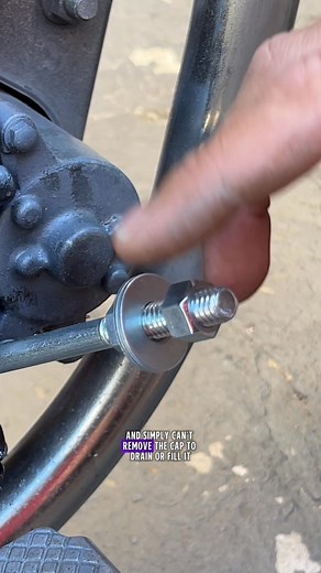 The mechanics’ golden trick 🔧✨ The classic way to loosen stuck caps fast. #USA #MotorcycleFix #ShopHack | DIY BUGS