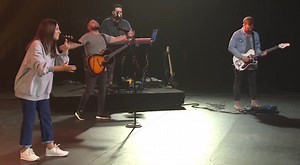 📌La bondad de Dios/Montiel Álvarez Rodolfo COVER Becky Collazos y Gatewey Worship🎙️ #Letra Te amo Dios Tu amor nunca me falla Mi existir En tus manos está Desde el momento en que despierto Hasta el anochecer Yo cantaré de la bondad de Dios En mi vida he sido bueno En mi vida he sido tan, tan fiel Con mi ser con cada aliento Yo cantaré de la bondad de Dios Yo amo tu voz Me has guiado por fuego Tú cerca estás En la oscuridad Te conozco como Padre Y como amigo fiel Mi vida está En la bondad de Di