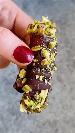 Easy pistachio date cannolis with five ingredients