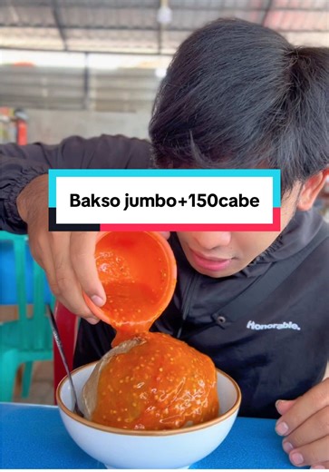 Makan Bakso Jumbo dan Pedas dalam Tantangan Mukbang