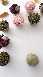 Ｅａｓｙ Ｒｏｓｅｓ These rose swirls are so easy and effective. All you need is a Wilton 2D piping tip for the swirls and a 352 leaf tip. Keep your buttercream smooth and soft. You’ll be surprised at how much people love them, not only to look at but to eat too! Happy piping. Rachel x PS. I’m going to admit I hate rose swirls!! Be honest do you love to pipe them or hate them? 🤣 . . #cakeartist #cupcakebouquet #cakeart #cakedesign #instacake #sunshine #art #cakeoftheday #likes4likes #botanicalart #sprin