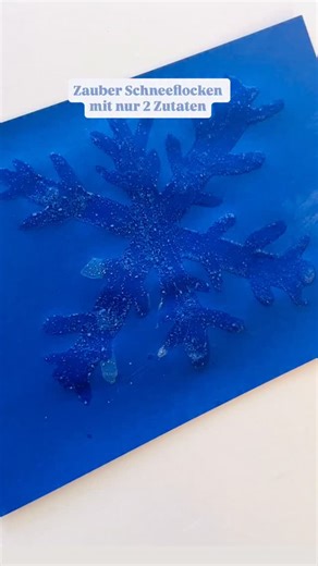 ❄️ Hier geht’s zur Anleitung❄️ Alles was du für die Zauber-Schneeflocken brauchst, sind Wasser und Salz. Vermische circa ❄️ 2 EL Salz mit ❄️ 4 EL heißem Wasser. Das ganze trägst du mit einem Pinsel auf dein Blatt Papier auf. Schau dabei, dass wirklich genug Salz mit auf dem Pinsel ist. Es sollen also noch ein paar Salzkörner zu sehen sein. Anschließend das ganze trocknen lassen und den Effekt abwarten. Wenn es nicht klappt, hast du zu wenig Salz benutzt. ❄️❄️❄️❄️❄️❄️❄️❄️❄️ Viel Spaß beim Ausprob