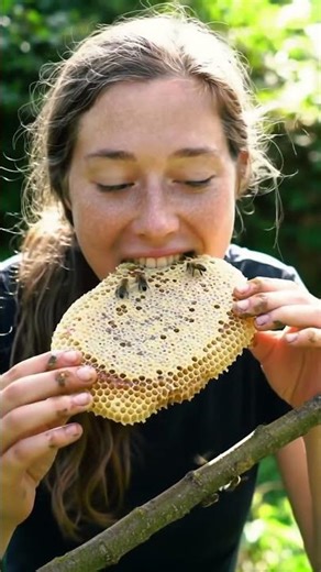 Eating raw honeycomb WITH the bees on it! #beekeeping