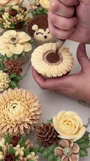 Mastering Buttercream Flowers on Cupcakes