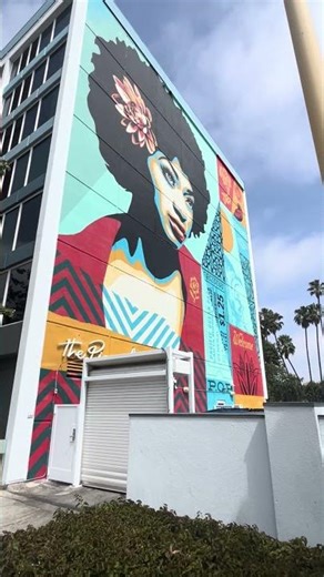 LA STREET ART (Part 28) Enjoying the sights of Santa Monica Beach.