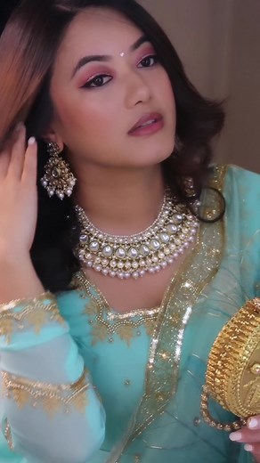 I always have this dream of doing this kinda soothing song where I can act in slow motion, wear pretty dresses, fly my hair, smile all the time and give various expressions. Who knows when it’s gonna come true. Till then thank you @jhoomke_bulaki for this pretty jewellery and this Bollywood vibe ❤️ Jewellery and clutch: @jhoomkebulaki MUA: myself 🤭 Video: @razeena____ @shresthavkalpi7 #kabhikhwabonmein #prakritishrestha #foryoupage #bollywoodvibes #jhoomkebulaki