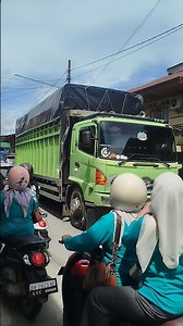 mobil truk besar sekali sebesar rumah