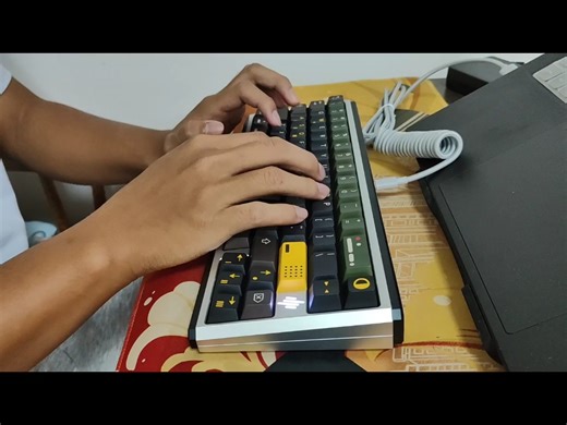 dewdrop65 宏图阳极加上大拿pcb，妥妥的buff标配，做工很好，摸着很丝滑。就是声音略逊一筹，可能是我麻将音听多了