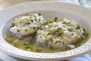 Merluza con patatas en salsa verde. Receta fácil