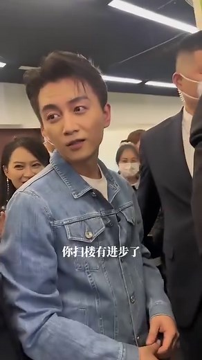 Chen Xiao promotes new drama #chinesedramaengsub #chenxiao #jingtian #陈晓 #景甜 💌💌Welcome to subscribe to our Channel→ https://www.youtube.com/@dramaboxenglishchannel More EPs click → ❤️❤️❤️An Incomparable Love ❤️❤️❤️ Playlist: https://www.youtube.com/playlist?list=PLV7fI9wy8e1SW7AXwFdVetss0KAC0qIWt Synopsis: [An Incomparable Love] Li Xin Yue is a white-collar worker under the watchful eye of the police after she goes out of her way to buy Dear, a painting by a renowned artist. Undercover cop, Ji