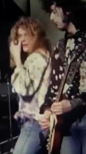 Led Zeppelin - Immigrant Song (Live at Sydney Showground, Sydney, Australia, 1972) #LedZeppelin #RobertPlant #ImmigrantSong #Sydney #70s #HardRock 🎸🤘