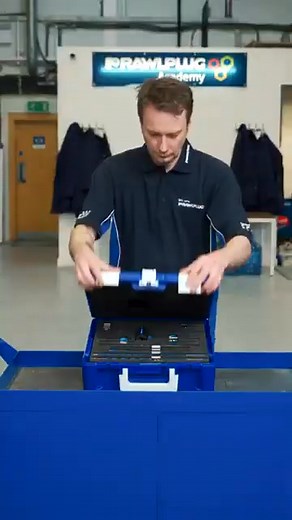 👍 Klik i już – RawlCase to taka walizka, która robi robotę zanim zacznie ją wykonywać sprzęt Dlaczego? ✔️ Posiada specjalne, dedykowane wytłoczki pasujące pod każdą maszynę – w tym miejsce na wiertła lub inne akcesoria potrzebne do pracy. ✔️ Połączysz ją z innymi walizkami różnej wielkości dzięki systemowi „Click”. ✔️ Rączka wytrzyma aż 70 kg, a całość nawet 100 kg nacisku. ✔️ Solidne tworzywo ABS dba o trwałość. ✔️ Specjalny zewnętrzny rowek pomoże przytrzymać i odmierzyć materiały na robocie.