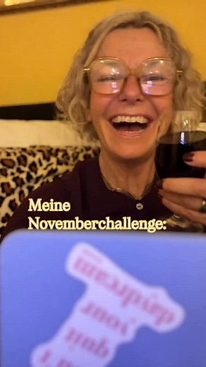 Jeden November seit über zwanzig Jahren vertiefe ich meine Hingabe an mein Schreiben, mache es noch mehr zur Priorität als sonst schon. Ein bisschen wie diese Promipaare, die jedes Jahr ihr Ehegelübde erneuern 💒. ✏️Da es den #nanowrimo nicht mehr gibt, hab ich mir meine eigene Challenge gesetzt: Jeden Tag 10‘000 Zeichen! Dass ich diese Zahl praktisch nie schaffe, gehört zum Konzept. Ich schreibe auf jeden Fall mehr als sonst, aber ich komme nicht in Versuchung, schnell noch ein paar Füllwörter 