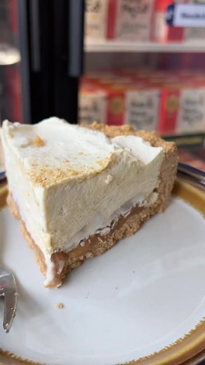 Banoffee Icebox Pie, have you tried this brand new to Pots & Pans Pie’s menu?! Based on the classic dessert banana and toffee pie, but frozen! Our version features a graham cracker crust, layer of dulce de leche, all topped with a banana semifreddo and frozen banana slices. | Pots & Pans Pie Co.