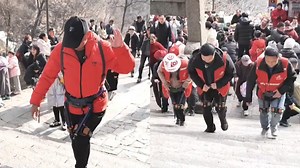 科幻电影照进现实！爬泰山的游客穿上了外骨骼机器人：轻轻松松登顶_腾讯新闻