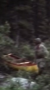 Kilometerweit schleppen Arved Fuchs und seine beiden Freunde 1977 ihre Boote durch die kanadische Wildnis. Der Fluss DePas, auf dem sie Unterwegs waren, hatte zahlreiche starke Stromschnellen, denen sie ausweichen mussten. Aufgeben war keine Option für die drei: Nachdem sie dort gerade erst dramatisch gekentert waren, mussten sie sich irgendwie in Richtung Ungava Bay durchkämpfen, denn sie besaßen kein Funkgerät und hatten auch ansonsten keinerlei Verbindung zu Außenwelt. In der aktuellen Podcas