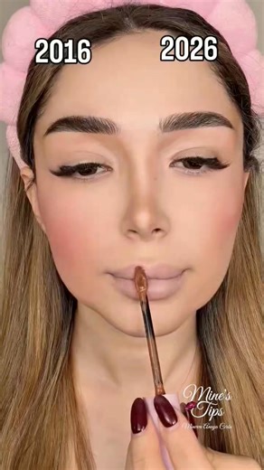 💋Lo que hacíamos en 2016 vs. la técnica que domina el 2026. El resultado final te va a dejar en shock. Un solo vídeo que demuestra por qué la técnica de "bloque de color" ha muerto y por qué el contorno dimensional es el rey absoluto. Mira cómo cambia la forma de la boca usando las luces y sombras correctas. No es magia, es saber dónde trazar la línea. 😉¡El debate se abre ahora! ¿Eres team mate nostálgico o team volumen 2026? #MineTips | Mine's Tips