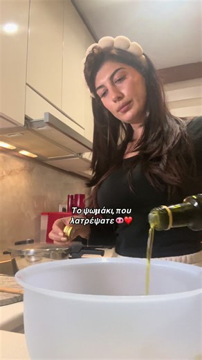 Θα το λατρέψεις ❤️ Υλικά: 740 γρ. αλεύρι για ψωμί «μύλοι αγίου Γεωργίου» 400 γρ. χλιαρό νερό 20 γρ. ελαιόλαδο 20 γρ. μαγιά νωπή ή 9 γρ. ξηρή 1 ½ κ.τ.γ αλάτι ½ κ.τ.γ ζάχαρη Εκτέλεση : Βάζουμε σε ένα μπολ τη μαγιά, 100 γρ. νερό, 100 γρ. αλεύρι και τη ζάχαρη και ανακατεύουμε. Αφήνουμε για 10 λεπτά ώστε να ενεργοποιηθεί η μαγιά. Προσθέτουμε όλα τα υπόλοιπα υλικά στο μπολ και ανακατεύουμε με το χέρι μας μέχρι να γίνει μια εύπλαστη ζύμη που να ξεκολλάει απ’ τα τοιχώματα, τη βγάζουμε απ’ το μπολ πάνω σ