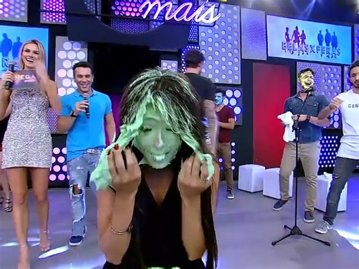 欧美综艺 美女湿身 游戏输了 一脸奶油