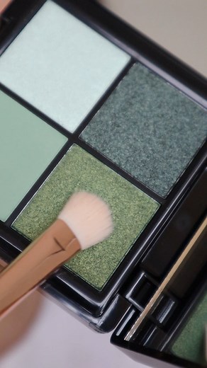 Ga voor een prachtige groene ooglook! 💚 Gebruik hiervoor ons Artist Studio Quad in 'green secret' en onze Liquid Color Liner in 'magic teal'. • • • #makeupfactory #makeupfactorylook #newlook #makeup #makeupideas #makeuptutorial #makeuplook #makeuplover #makeupaddict #artiststudioquad #liquidcolorliner | Make up Factory