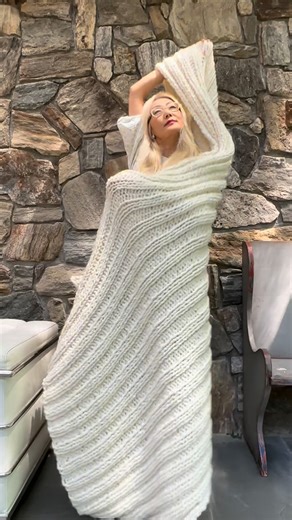 LOOPY MANGO® 루피망고 on Instagram: "Knit your own chunky blanket! It’s sooo easy - get free pattern and tutorial on loopymango.com #chunkyknit #easyknit #chunkyblanket #learntoknit #loopymango"