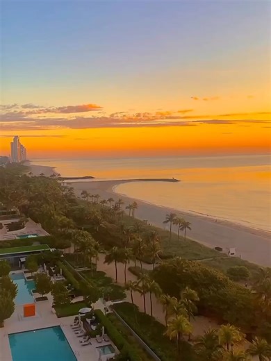 Beautiful Miami sunrise ❤️ Like and share with your friends. Follow us for posts from Miami, the most beautiful city in the world. #miami #305 #miamilife #miamibeach #floridalife