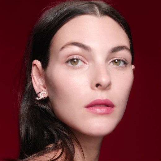 A visible new skin effect. The N°1 DE CHANEL serum and new emulsion offer dual smoothing action, for a visible new skin effect: skin texture is 52%* more even and skin is 51%* smoother. *Clinical evaluation after 1 month of using the serum and emulsion, 32 women. Discover on chanel.com/-_N1__2026 | CHANEL