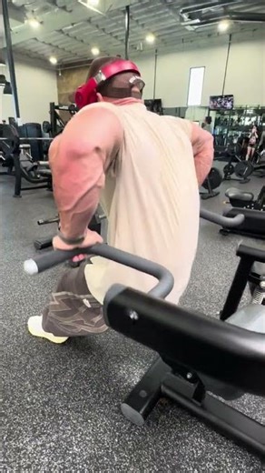 If your gym has this push down / seated dip machine .. USE IT!!! 💪🏼