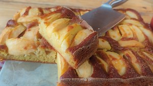 Torta di mele e ricotta torta versata QUI TROVI TUTTI GLI ARTICOLI CHE MI VEDI USARE NEI VIDEO https://rapanelloelasuacucina.blogspot.com/2020/08/il-negozio-di-rapanello.html _________________________________ Torta versata mele e ricotta 5 - 6 mele 4 uova 50 ml latte 120 gr zucchero 60 ml olio 250 gr ricotta 200 gr semola rimacinata 10 gr lievito per dolci vaniglia limone cannella Per questa veloce e facile torta di mele per prima cosa accendere il forno a 180°c. Poi preparare le mele, pulite e 