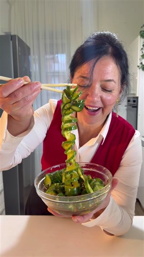 Ta chińska sałatka z ogórków was zaskoczy/ This Chinese cucumber salad will surprise you 🌎 Składniki: 3 długie ogórki 1 łyżka soli Łyżeczka cukru Łyżka octu ryżowego 1-2 ząbki czosnku 2 łyżki sosu sojowego 1 łyżka oleju sezamowego z płatkami chili Łyżka sezamu #ogórki #cucumber #salatka #przepis #chinesefood